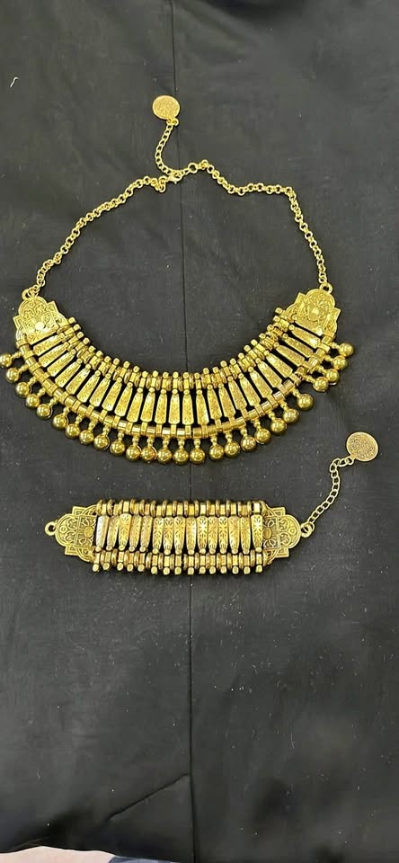 Gold tone necklace and bracelet set