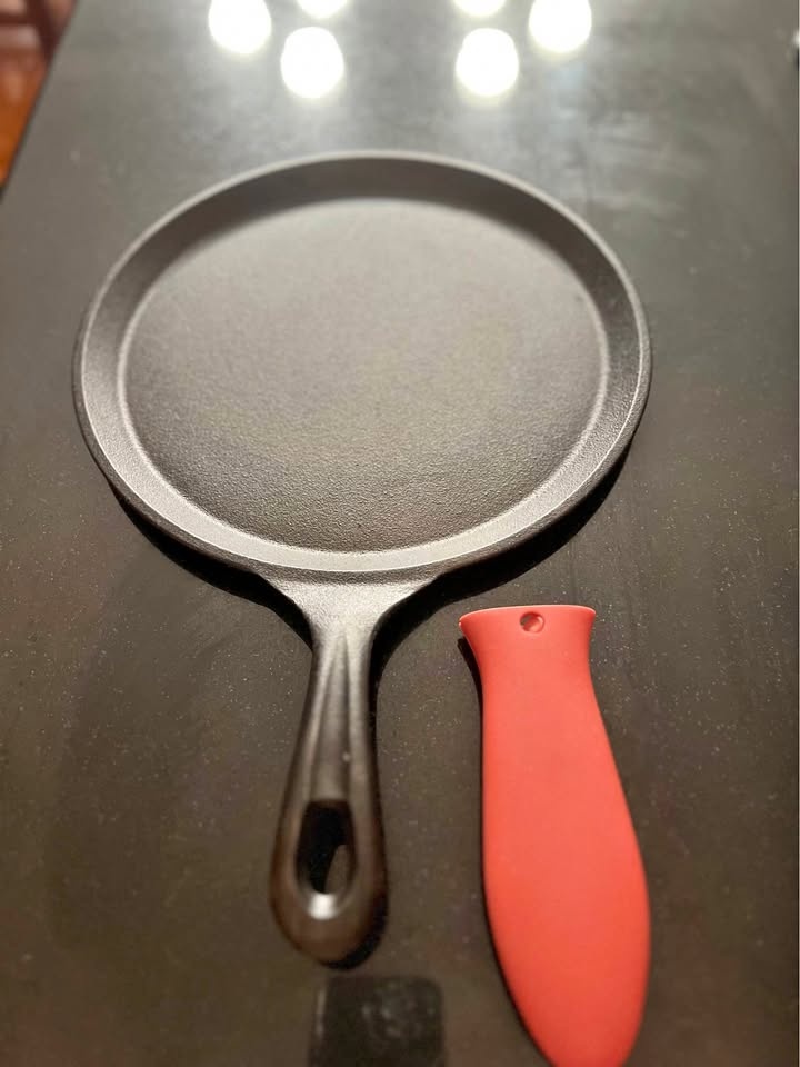 Uno Casa 10.5" Cast Iron Skillet for Roti/Comal Pan