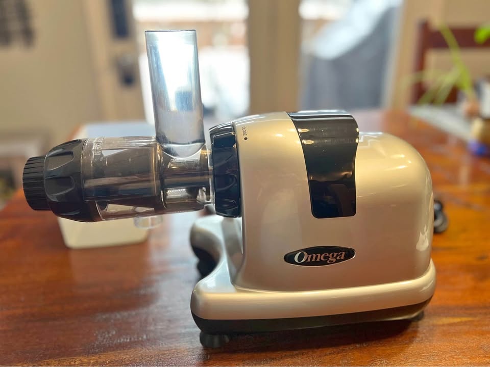 Omega J8006HDS Nutrition Center Masticating Juicer