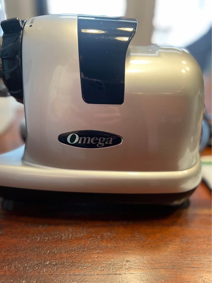 Omega J8006HDS Nutrition Center Masticating Juicer - photo 4