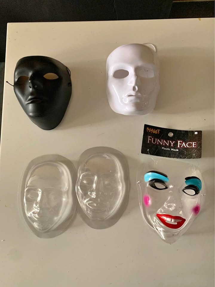 Set of 5 plastic masks