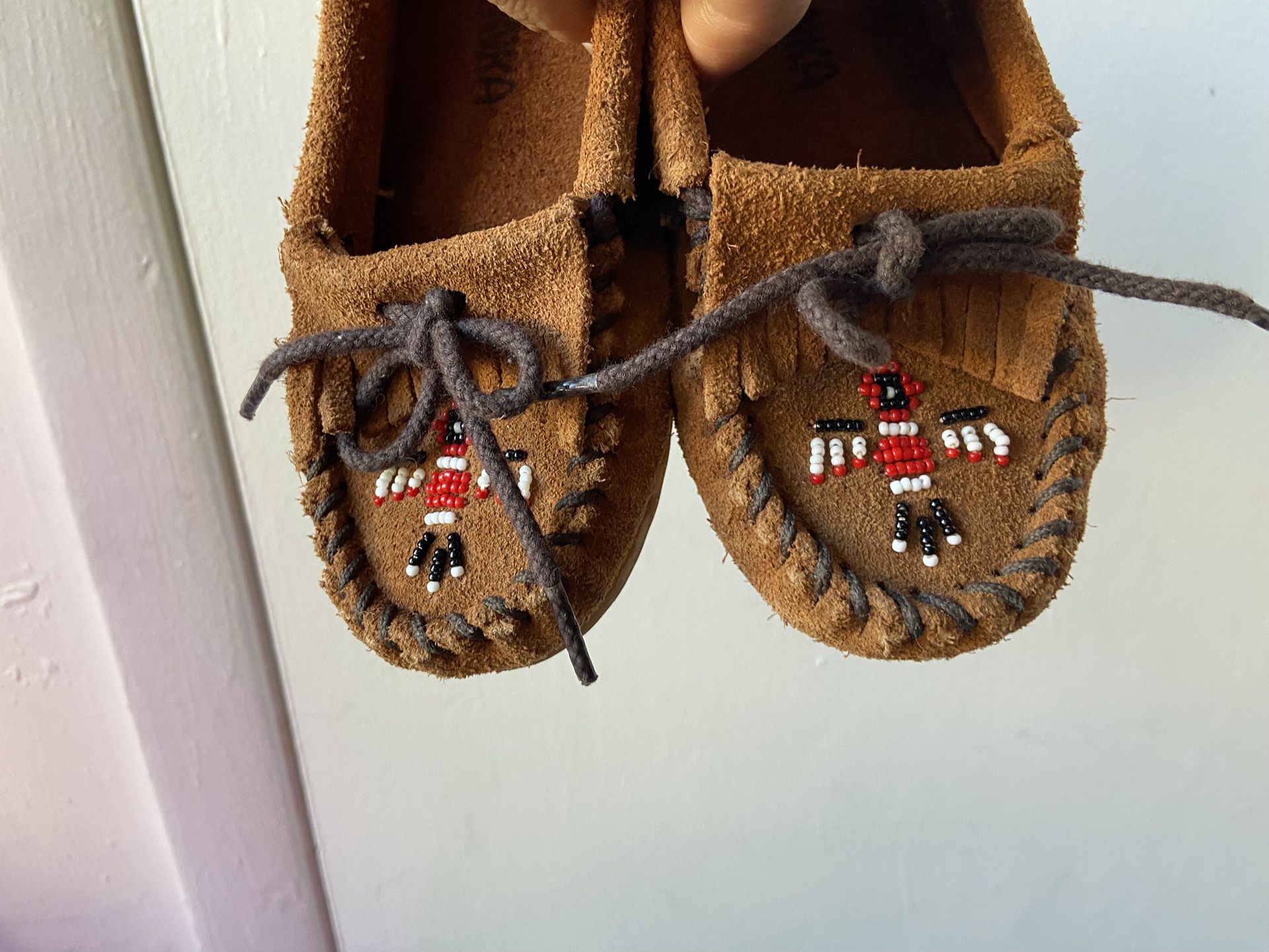 Minnetonka Tan Beaded Suede Moccasins Girls Size 11