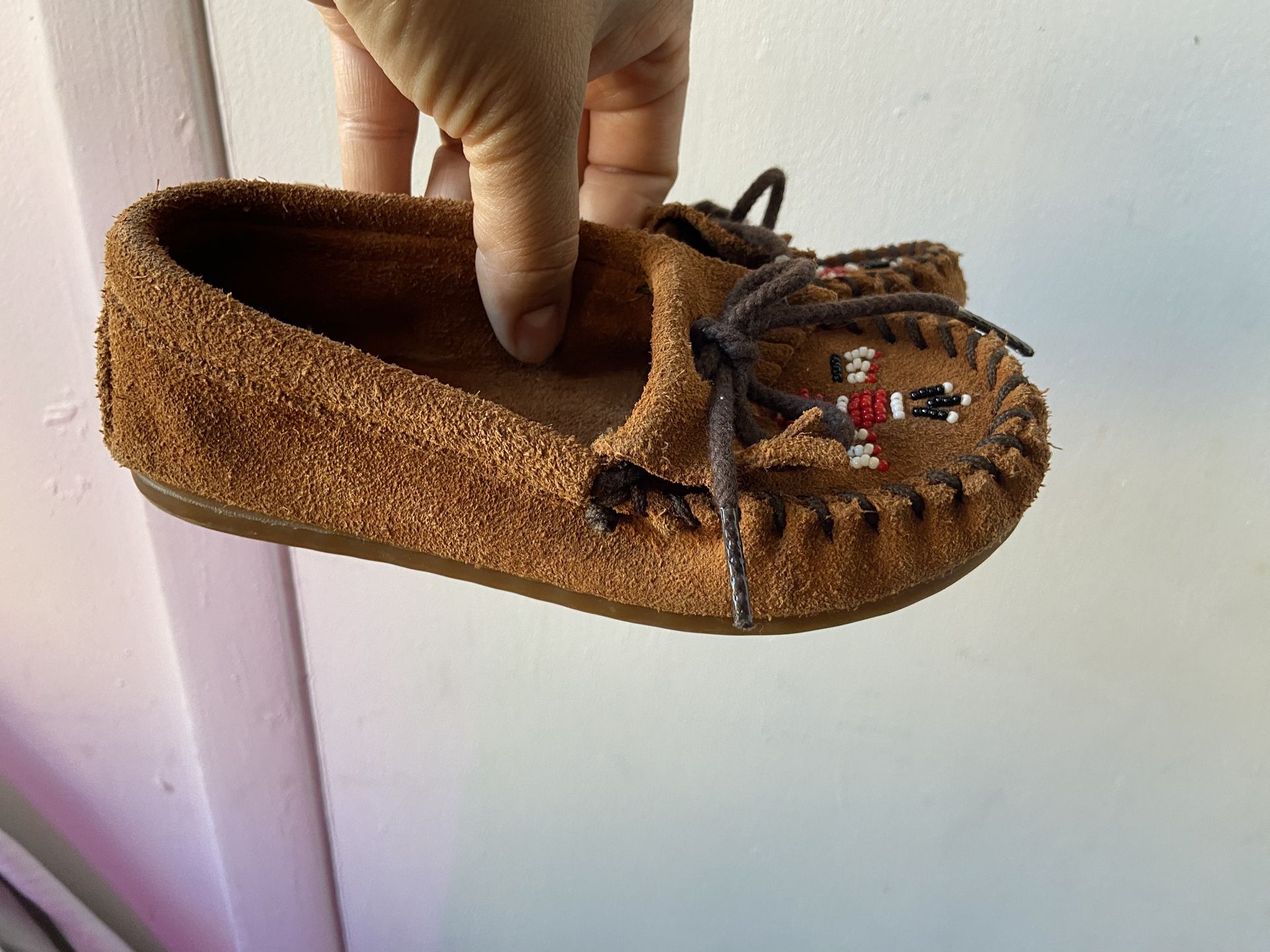 Minnetonka Tan Beaded Suede Moccasins Girls Size 11 - photo 2
