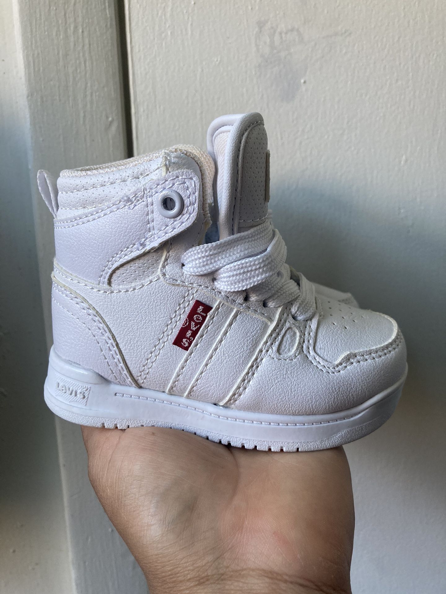 Like New Levi’s Shoes Size 5 (baby)