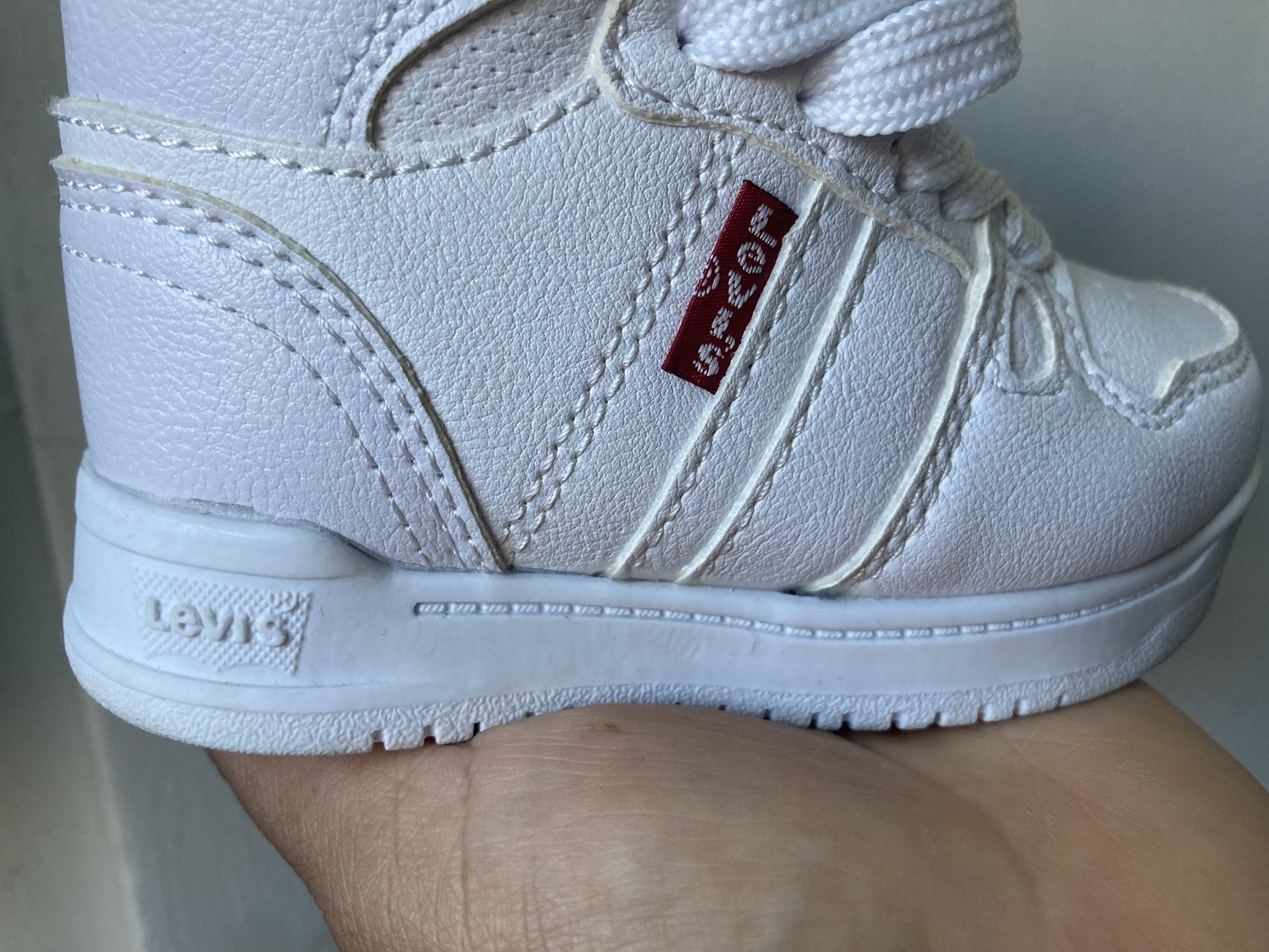 Like New Levi’s Shoes Size 5 (baby) - photo 3