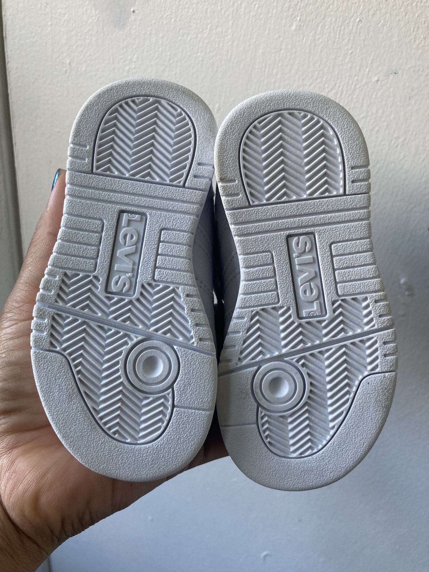 Like New Levi’s Shoes Size 5 (baby) - photo 4
