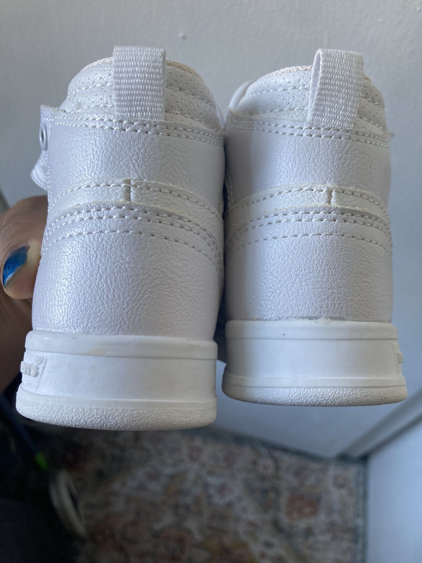 Like New Levi’s Shoes Size 5 (baby) - photo 5