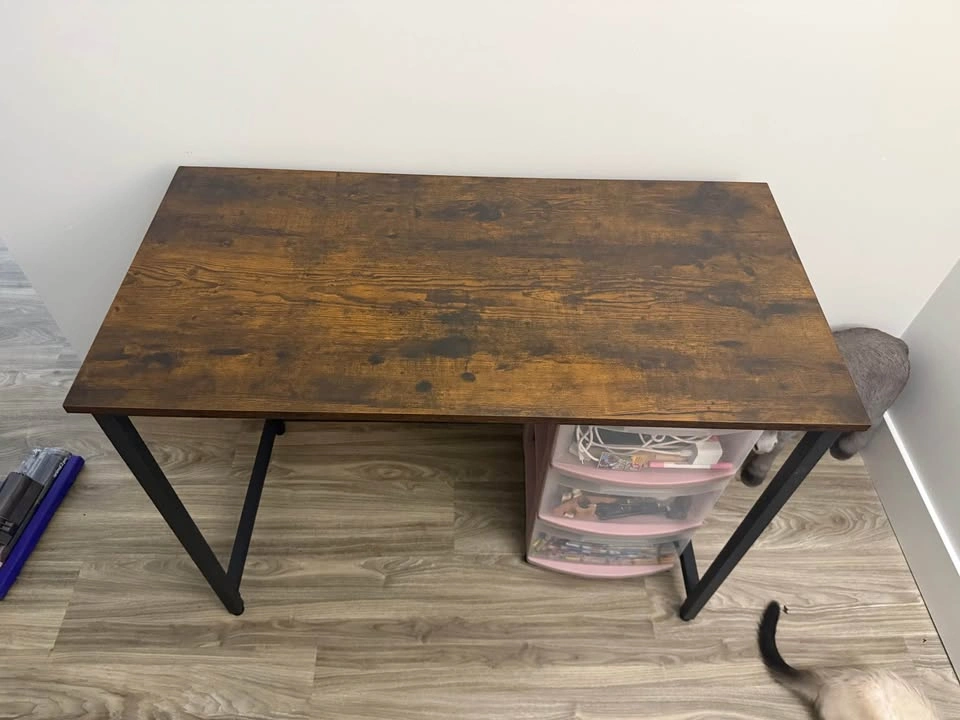 Desk - photo 2