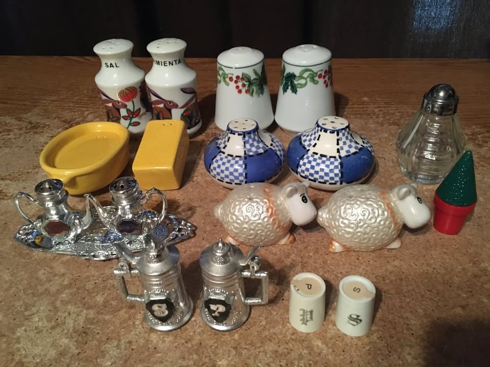 LOT OF 8 SALT AND PEPPER SHAKERS SETS SHEEP BATHTUB SOAP MACKINA