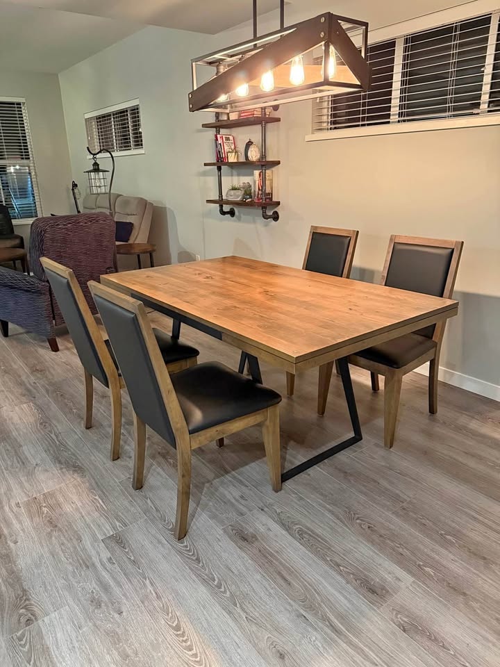 La-Z-Boy Dining Table and 6 Chairs