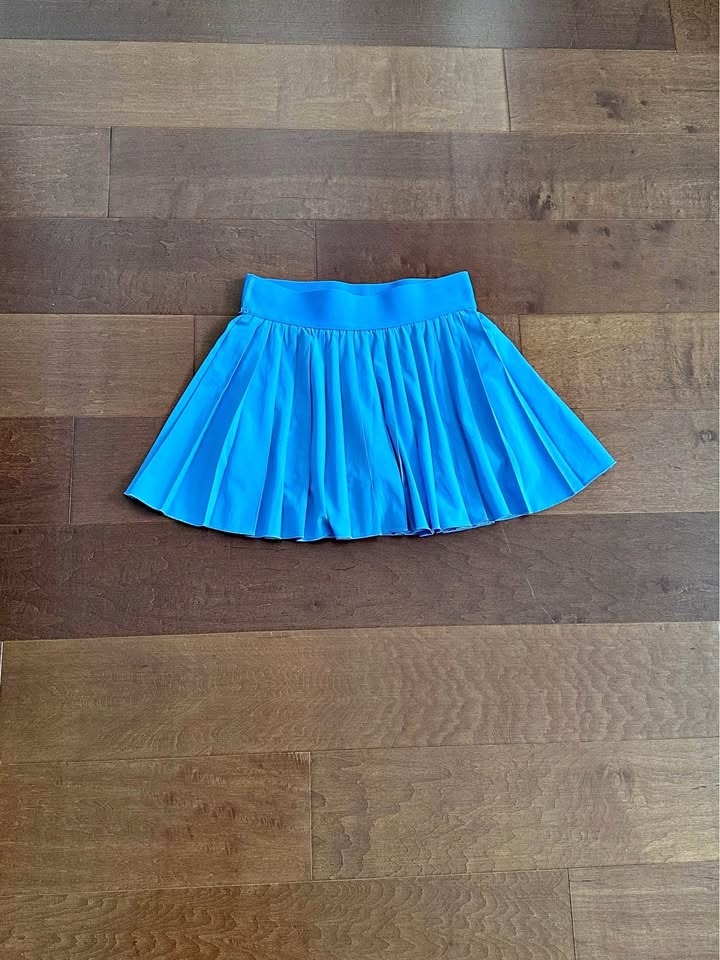 Like new Aritzia skirt 2xs