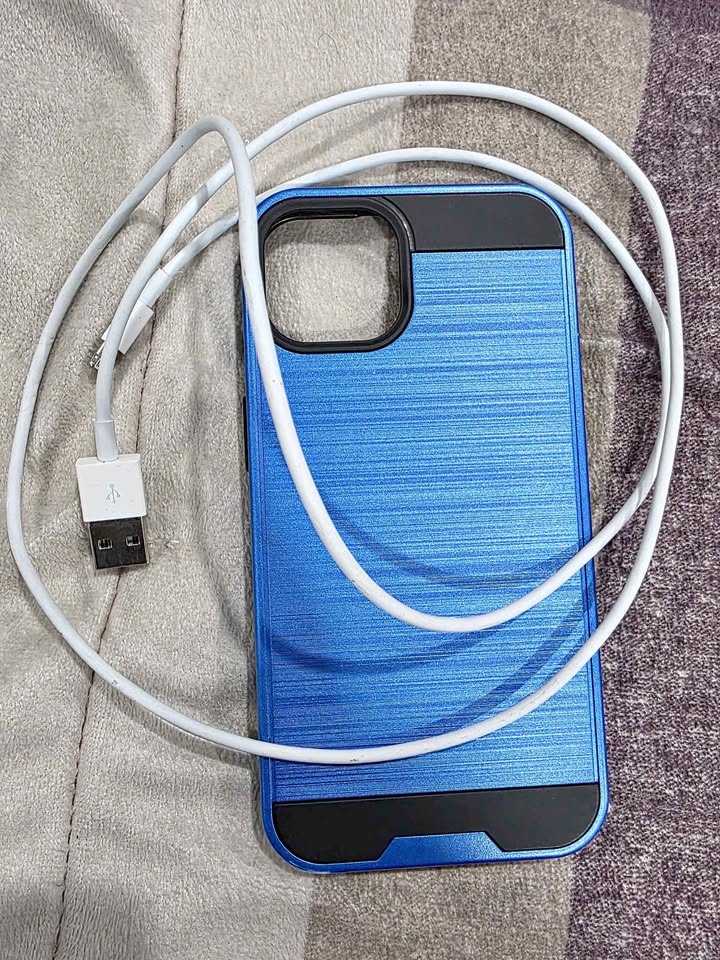iPhone 13 128GB 10/10 Condition - photo 2