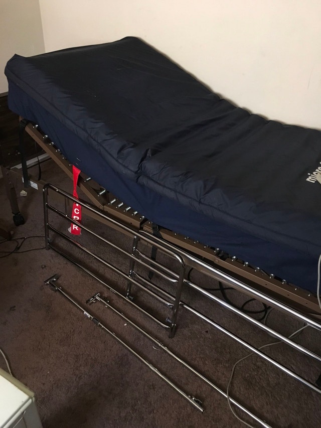 Invacare Low Air Loss Hospital Mattress + Bed - photo 5