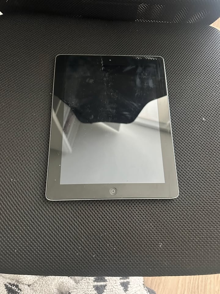 Apple iPad 2nd Gen - photo 2