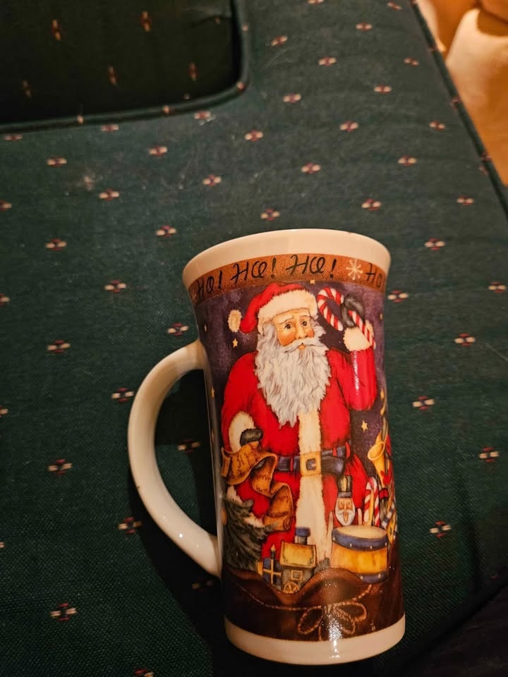 Set of Christmas themed mugs - photo 3