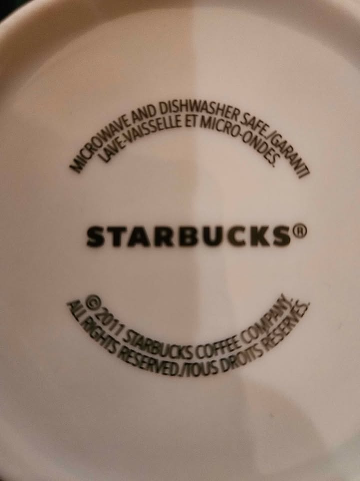 2 Santa's Cups - Starbucks 2011 - photo 2