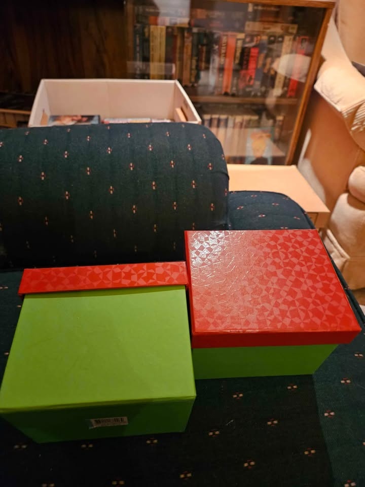 2 Santa's Cups - Starbucks 2011 - photo 3