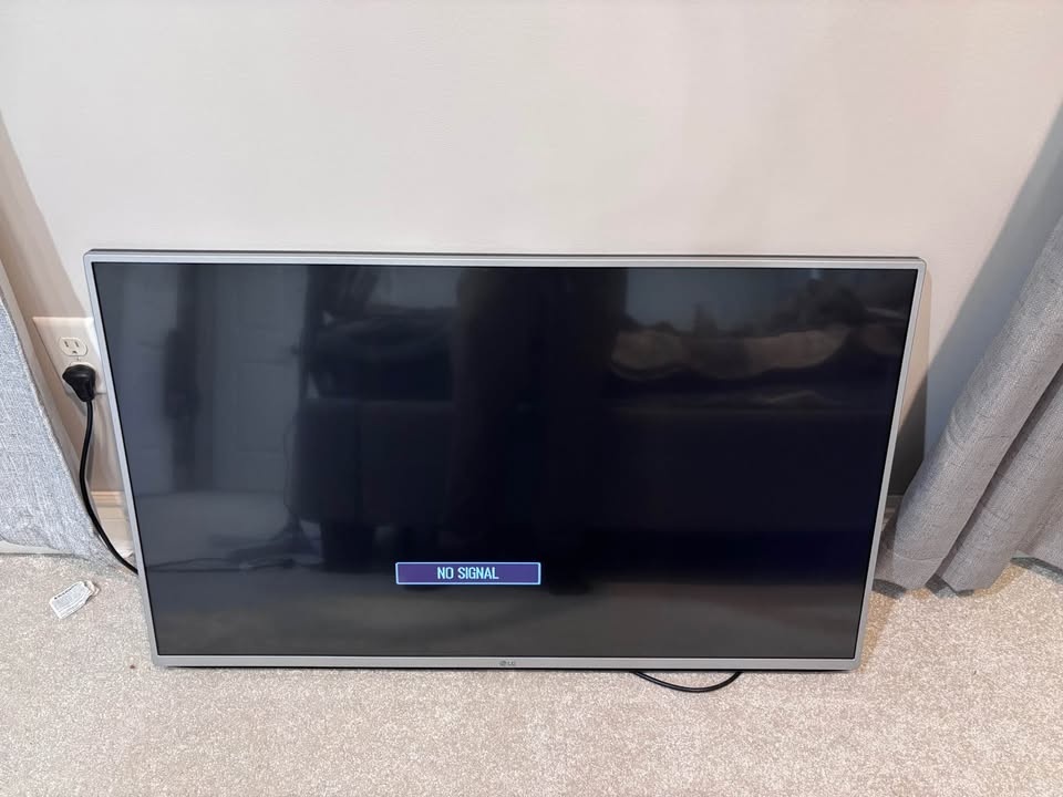LG 43 Inch TV - photo 3