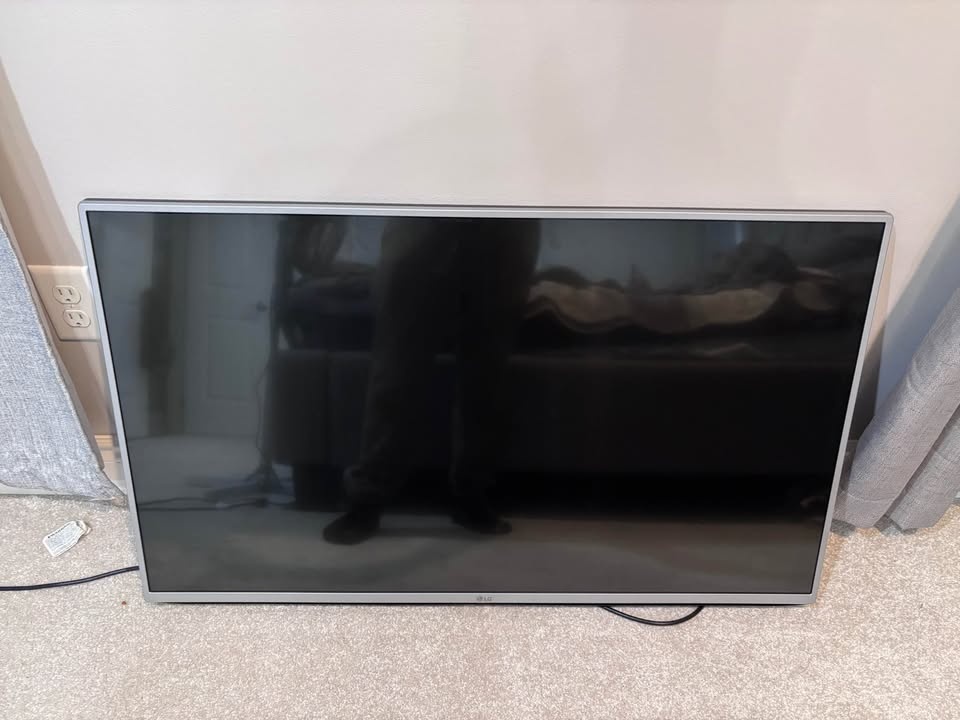 LG 43 Inch TV - photo 4