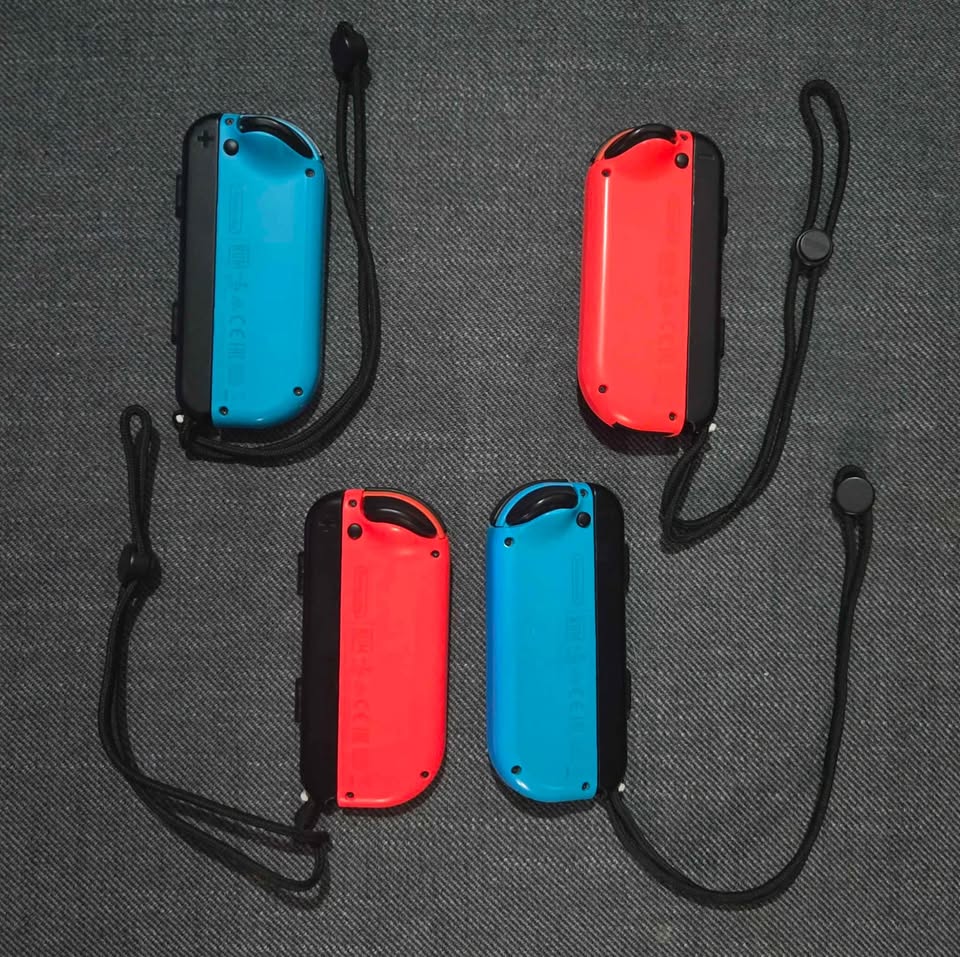 2 sets of Joy-Cons (L)/(R) Neon Red/Blue w straps. Like New! - photo 2