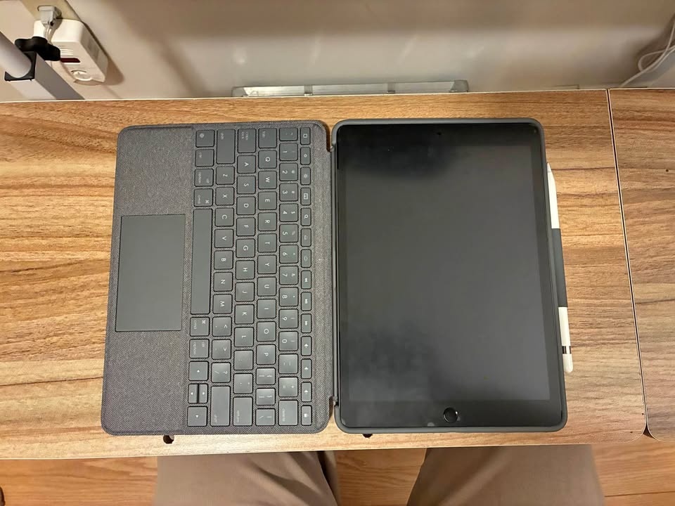 iPad 9th Gen 256GB w/ Logitech Keyboard & Apple Pencil
