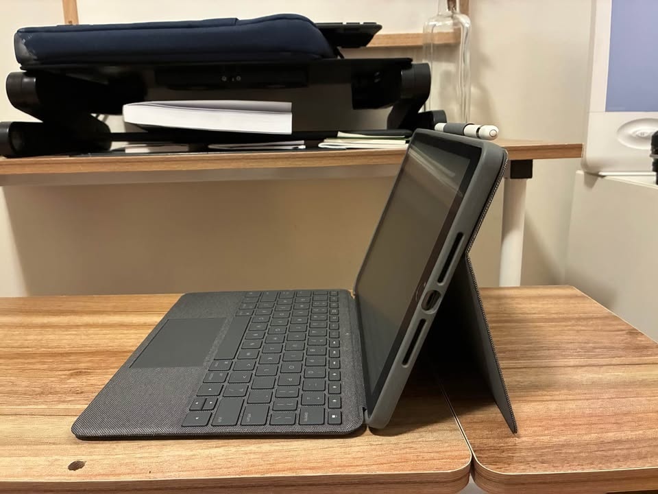 iPad 9th Gen 256GB w/ Logitech Keyboard & Apple Pencil - photo 2