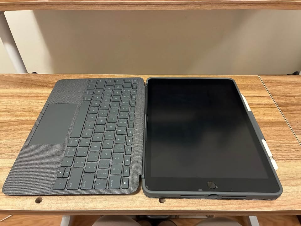 iPad 9th Gen 256GB w/ Logitech Keyboard & Apple Pencil - photo 4