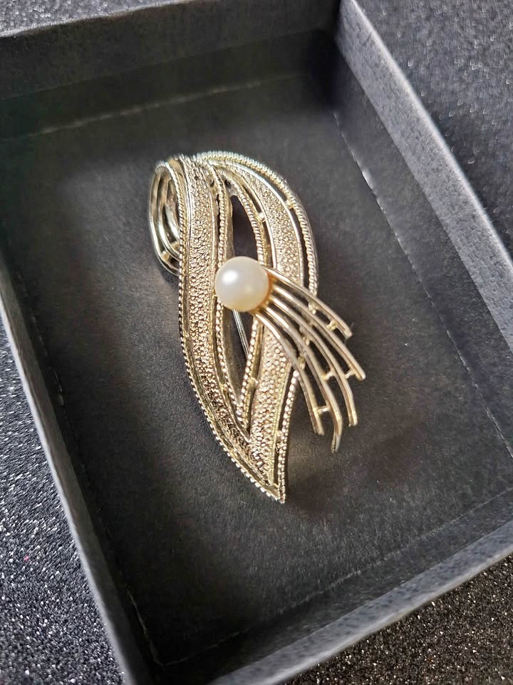 Elegant Vintage Brooch 1950s Silver Plated Leaf