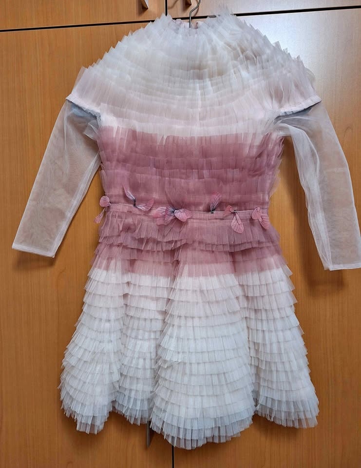 Beautiful ruffled, new dress for the girl 6-8 yearold, made in L