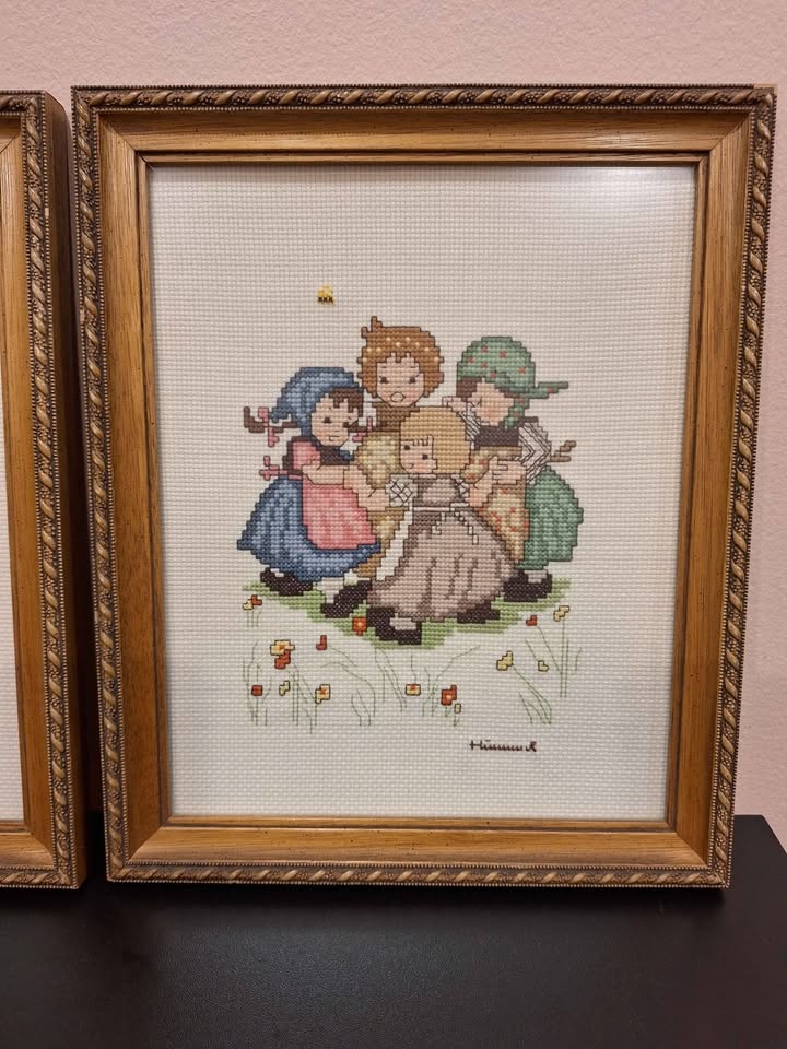 Hummel Carolers Cross Stitch Framed & "Little Friends" Girls - photo 2