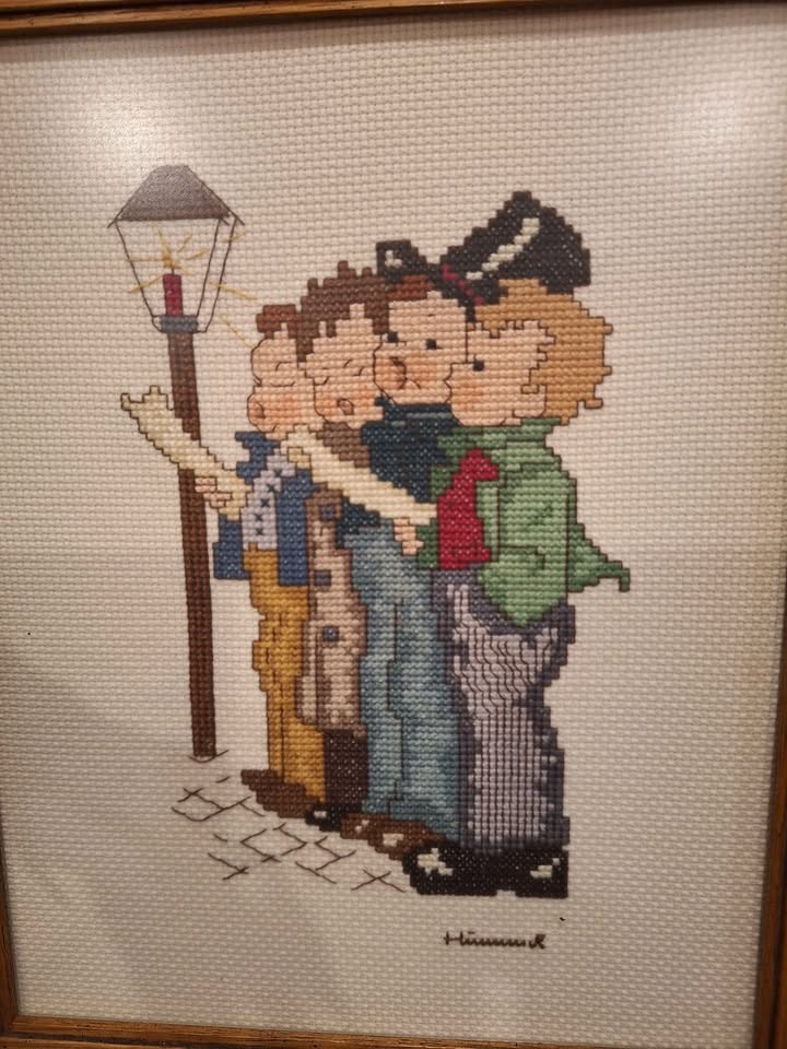Hummel Carolers Cross Stitch Framed & "Little Friends" Girls - photo 5