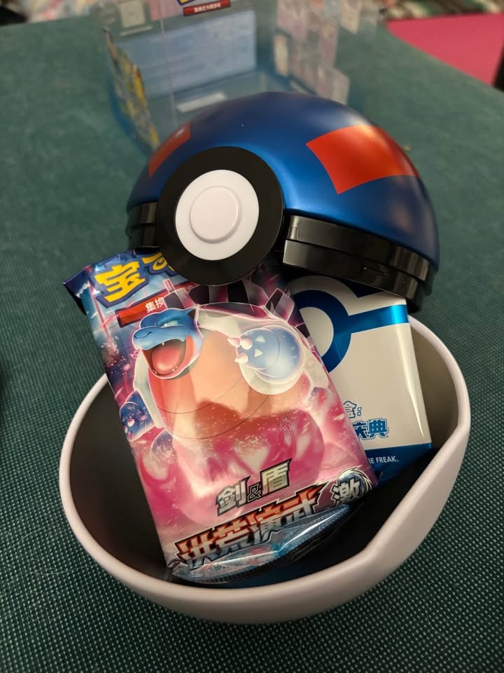 Pokemon TCG: Pikachu Legendary Pokeball Gift Box (Sealed) - photo 3