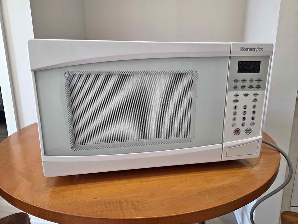 Homestyles Countertop Microwave Oven