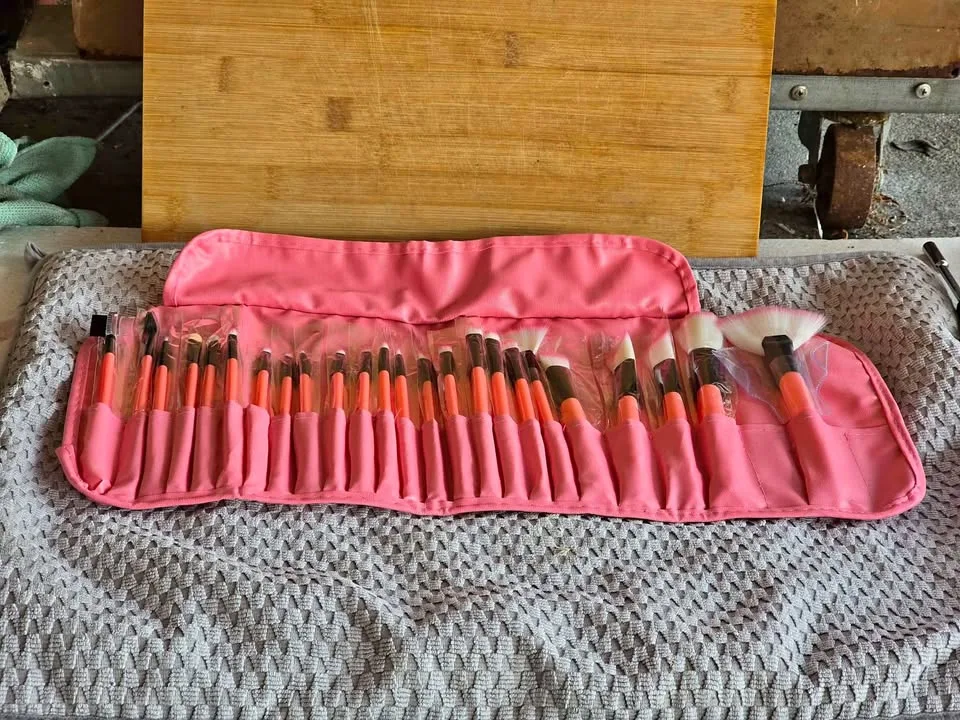 24 Pcs Makeup Brush Set with Bag thumbnail