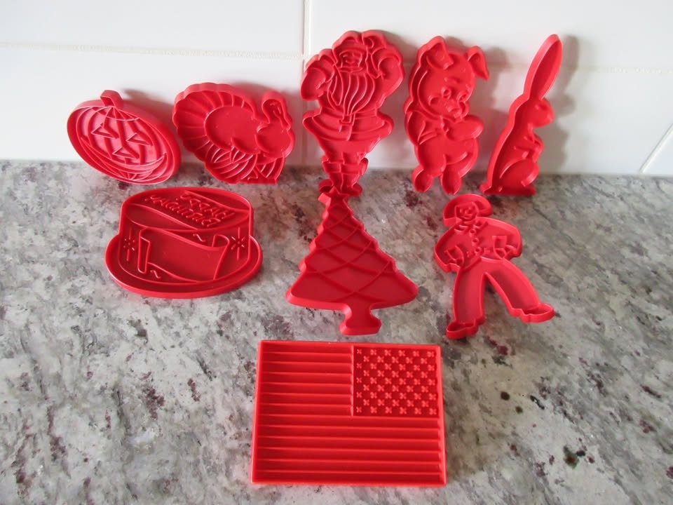 Vintage Tupperware Cookie Cutter Set - photo 2