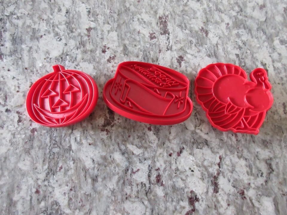 Vintage Tupperware Cookie Cutter Set - photo 4