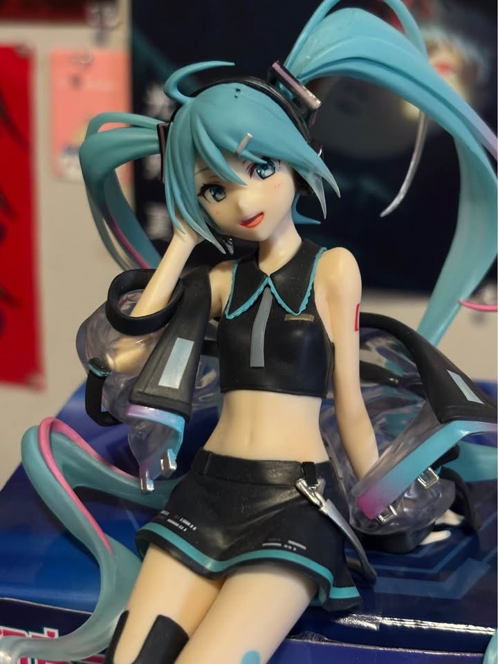 Hatsune Miku Neon Cyber Figure (with box) - photo 3