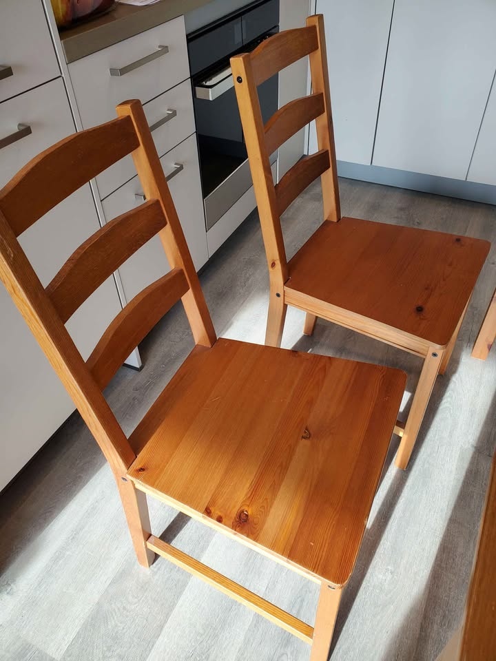 Ikea Dining Table with 4 Chairs Set (Pick up on 3 Mar) - photo 3