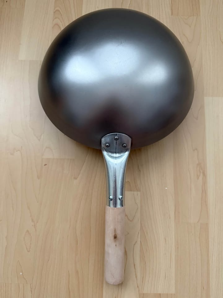 Brand New 12″ Carbon Steel Chinese Wok with Wooden Handle - photo 2