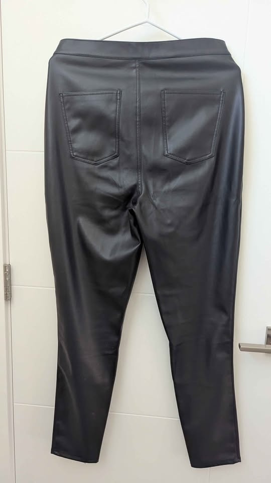 Sleek Black Faux Leather High-Waisted Skinny Pants - photo 2
