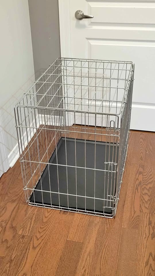 Dog crate with tray