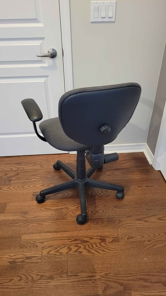 Office chair with armrests and rollers - photo 2