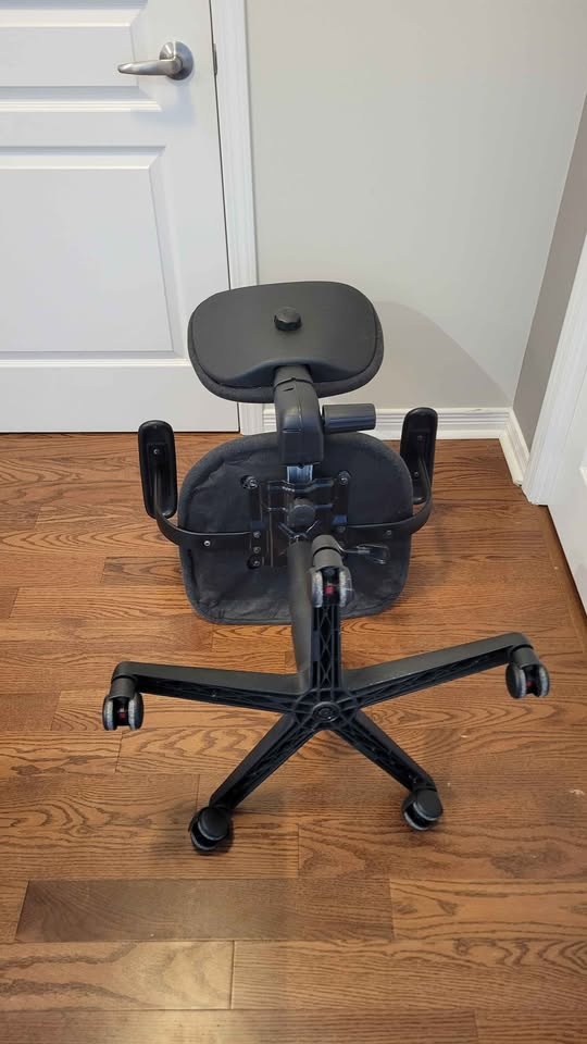 Office chair with armrests and rollers - photo 3