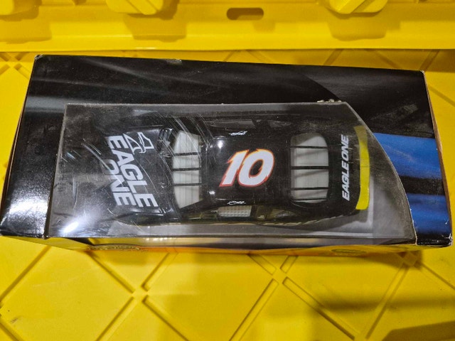 Johnny Benson #10 1/24 Diecast Car - photo 2