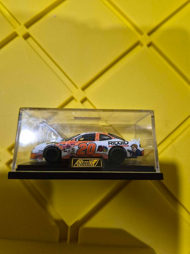 Tony Stewart #20 Revell Collection 2000 Diecast Car - photo 2