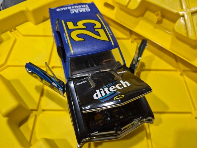 Brian Vickers #25 GMAC Insurance Diecast Car - photo 2