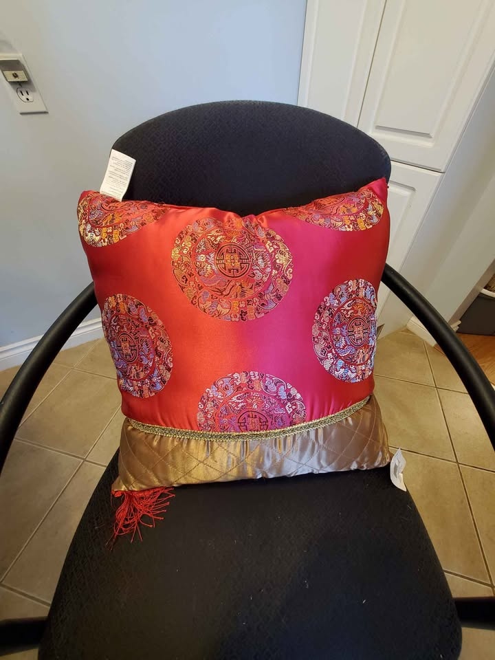 2 Decorative Pillows & Curtain - photo 2