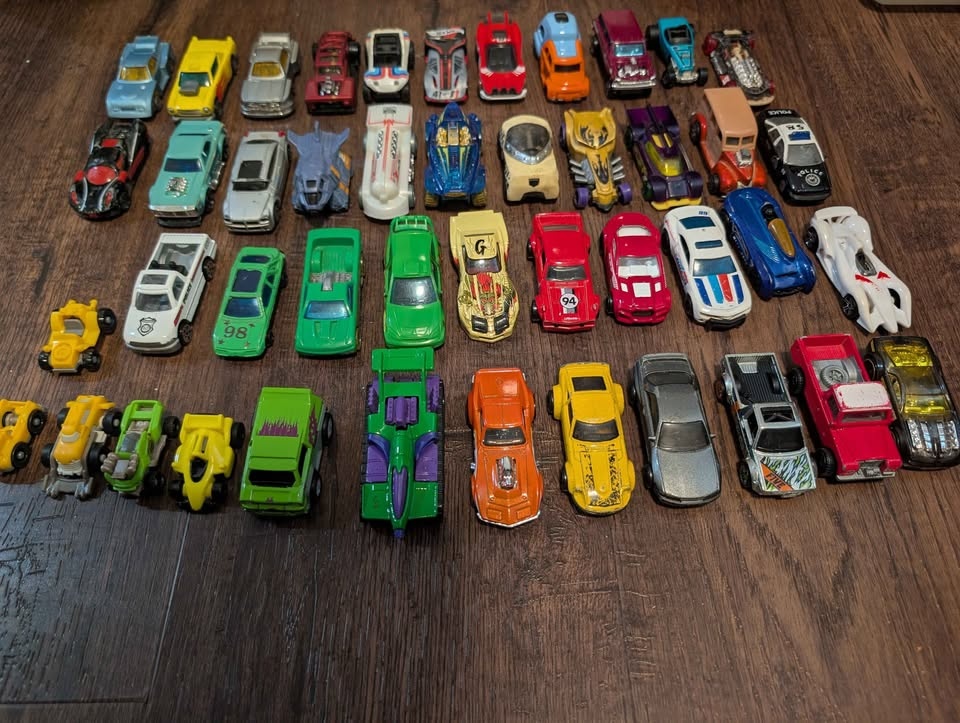 Hot Wheels, Matchbox & Other Cars Lot - $30 - photo 3