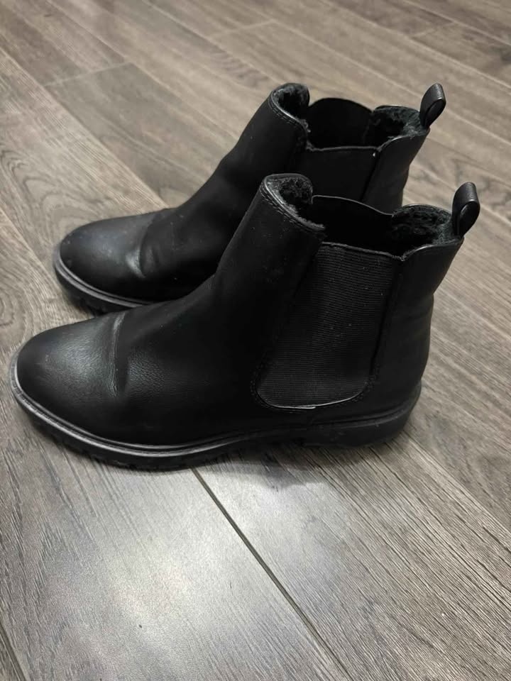 Women Winter Boots Size US 7 - photo 2