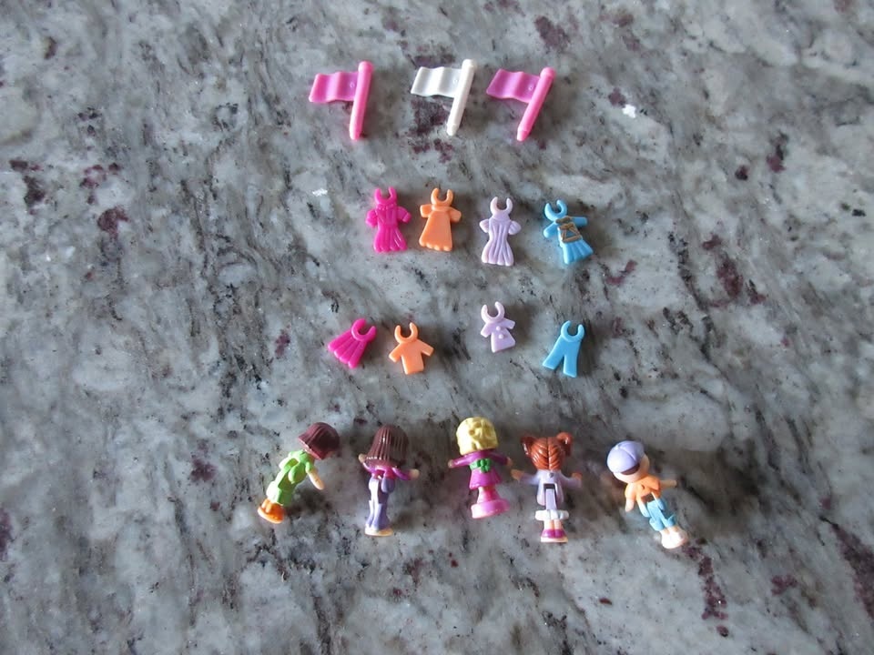 1996 Polly Pocket Magical Movin Pollyville Playset - photo 3